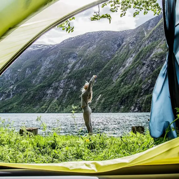 Flott utsikt over en campingplass i Norge