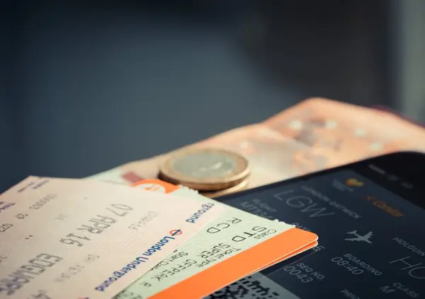 Person som ser etter flybilletter på en datamaskin
