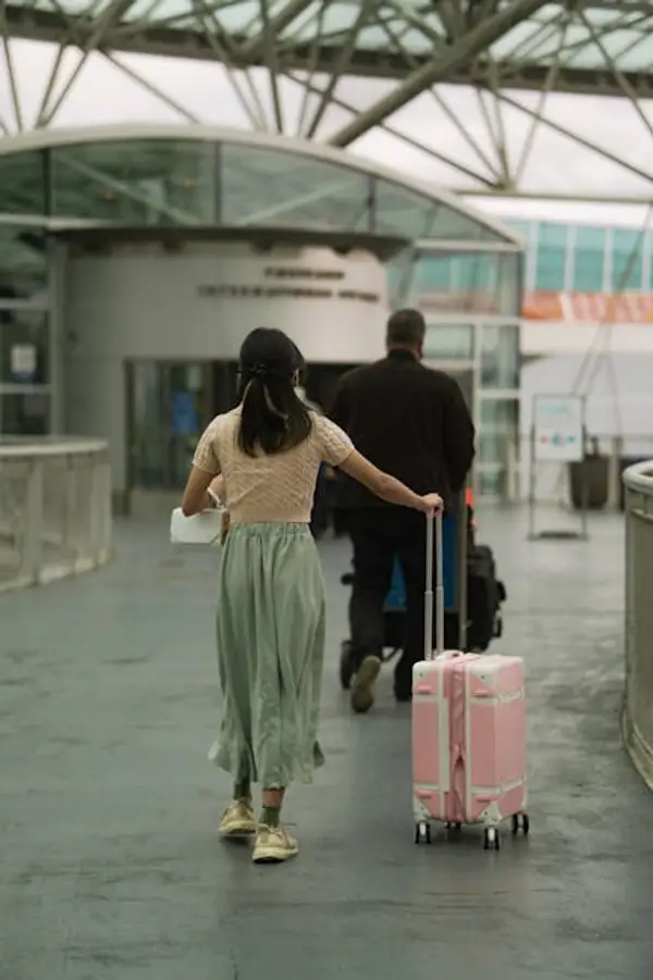 En reiseagent gransker flybilletter
