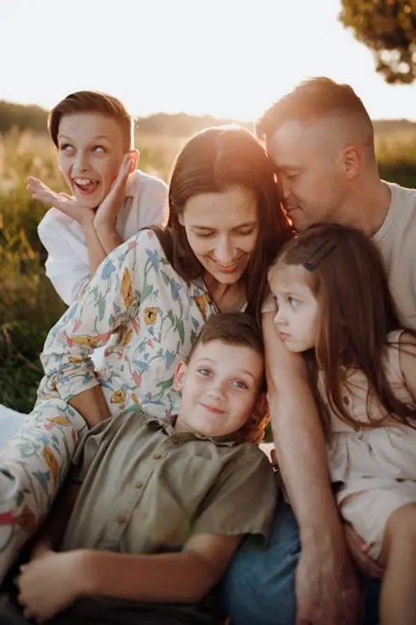 familie nyter naturen