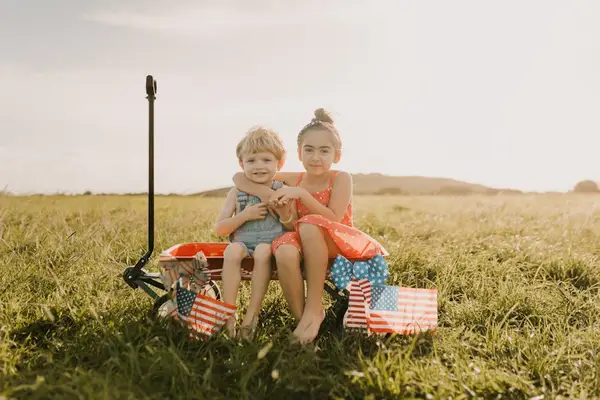 Familie som nyter ferie i Norge