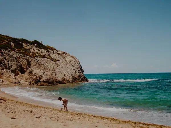 barn som leker på stranden