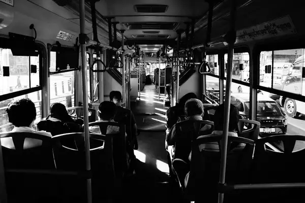 folk som reiser med buss
